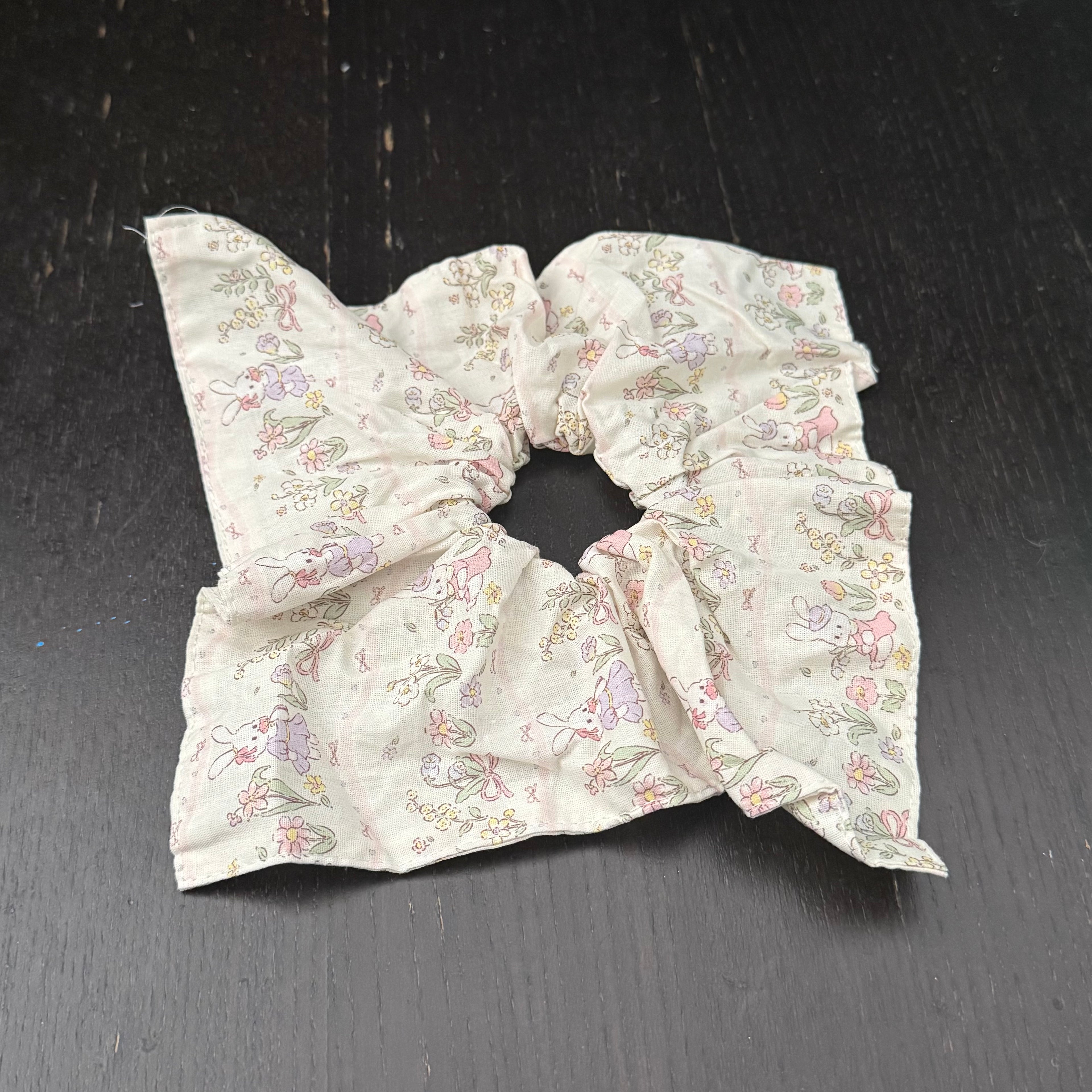 Bunny and Garden Hair Tie｜兔子和它的花园发圈