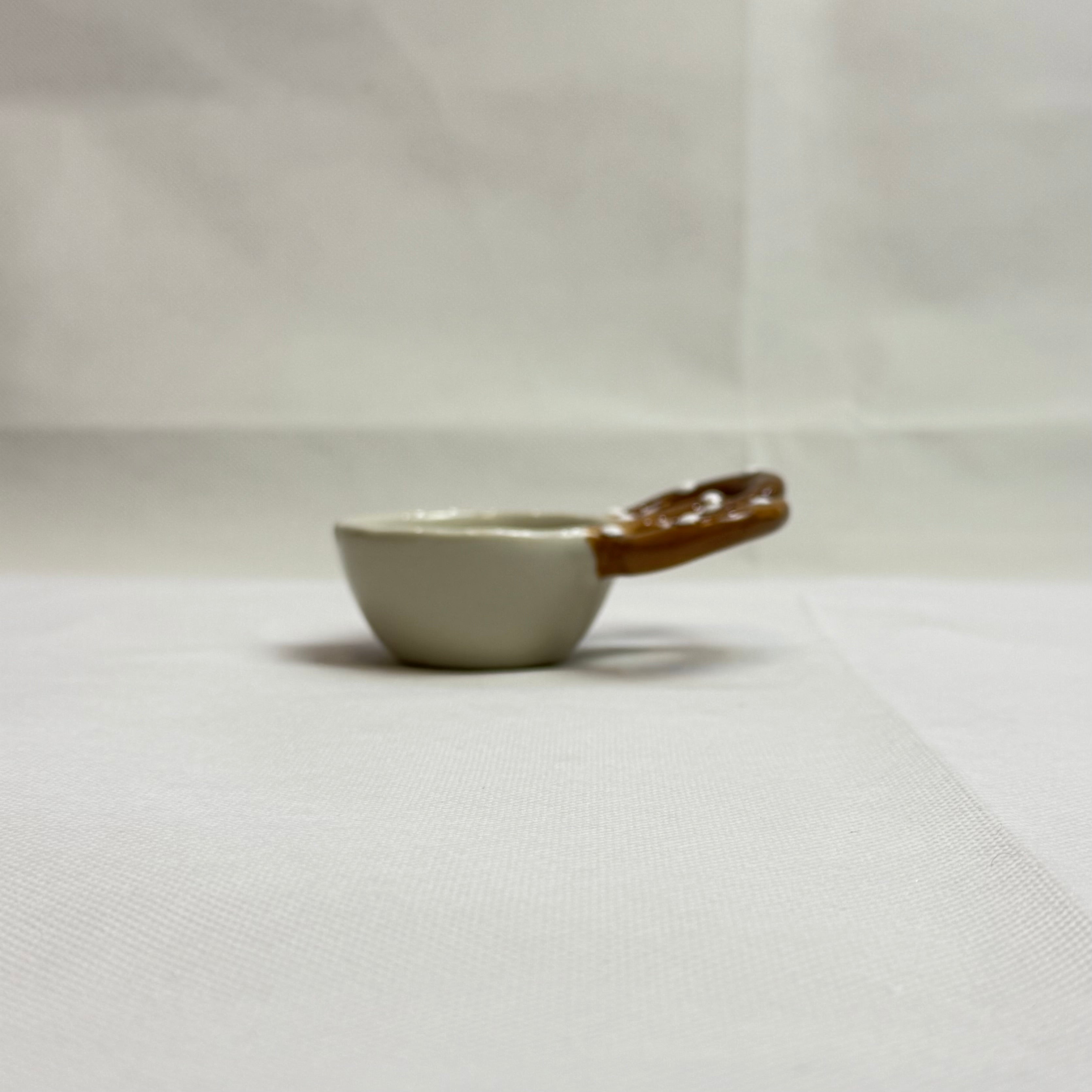 Burnt Pretzel Sauce Dish｜烧焦的碱水结酱料碟