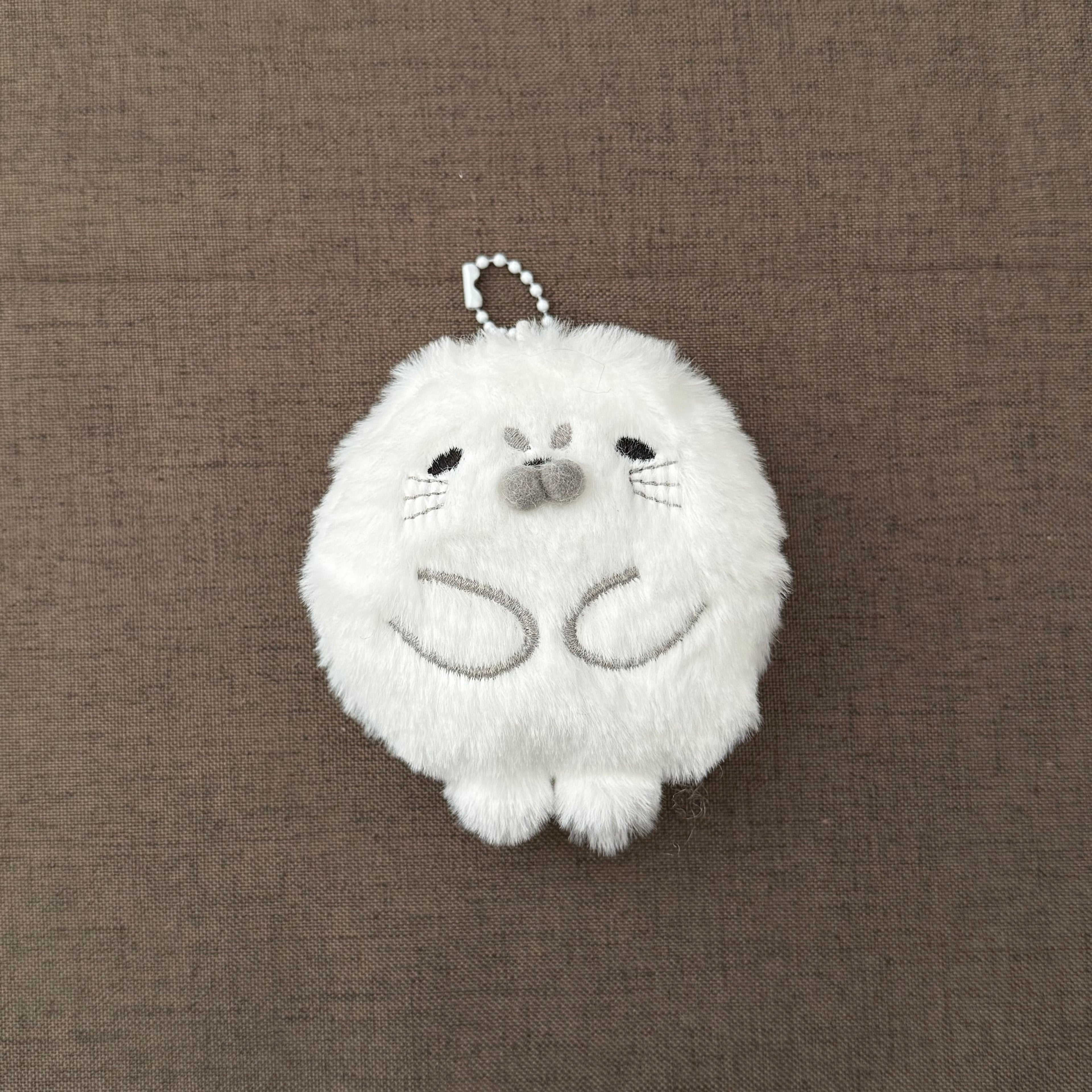 Serious White Seal Keychain｜严肃的白色海豹挂件